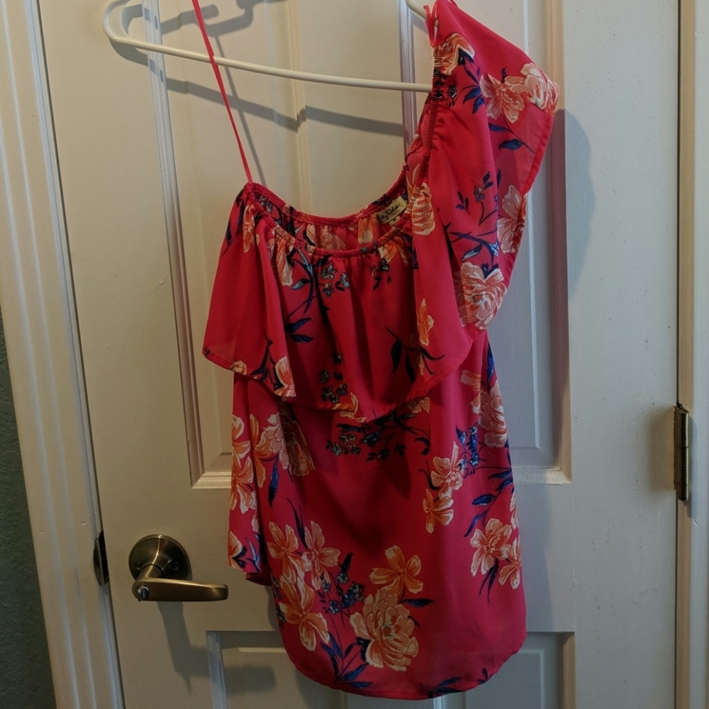 New w/tags Hot pink floral one shoulder shirt sz M